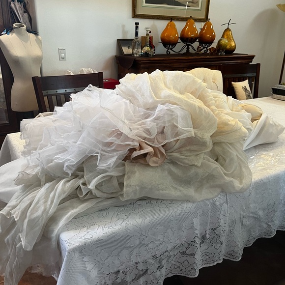 Carol Hannah Senara gown size 6. Layers of linen in shades of pink and cream - Picture 12 of 16